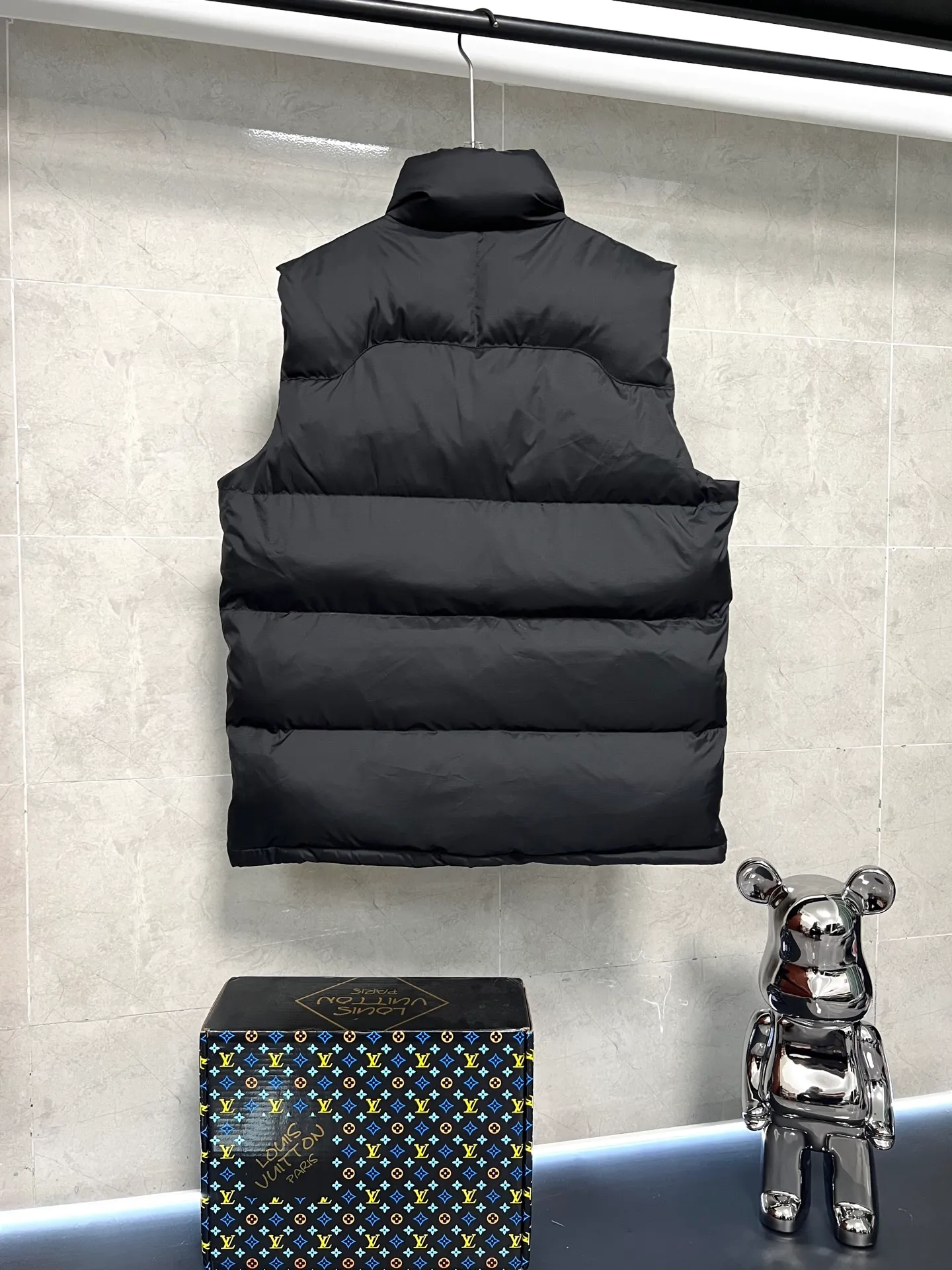 P640 Polo Ralph Lauren 2025 pony embroidered glossy half-high collar down vest. Neat tailoring creates a smart posture, returning to the hustle and bustle of the city. Filled with white duck down, warm and comfortable without being bulky, without losing personality and looking low-key. Original customized fabric with a certain sense of color. Color: glossy black, matte black. Size: S M L XL XXL